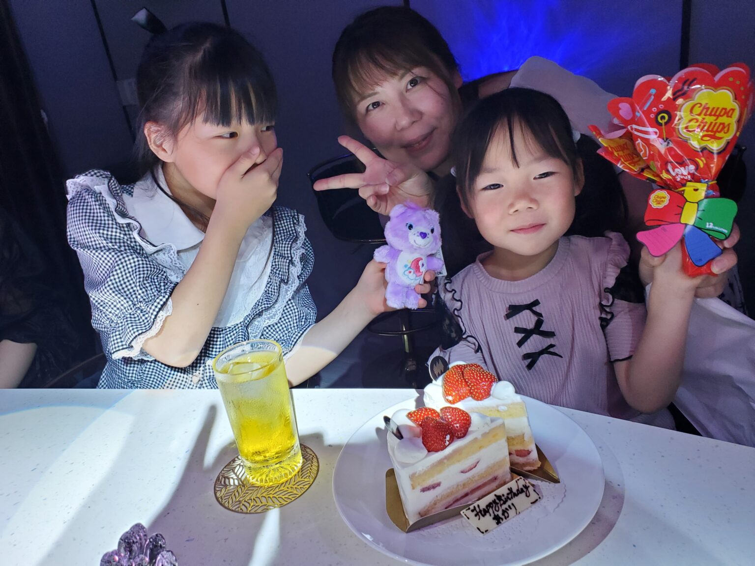 魔法使いの指輪で子供の誕生日を祝う家族